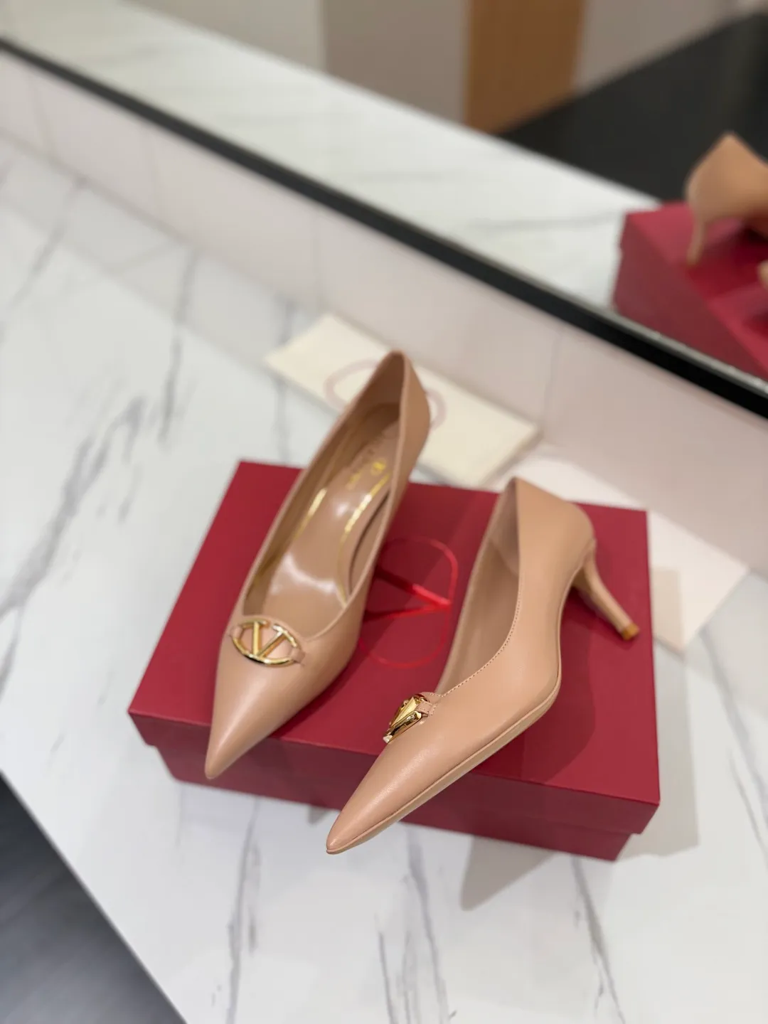 💕💕Factory direct selling price p520💕💕 VALENTINO’s hottest new high-heeled shoes, latest logo buckle, perfect combination with sexy pointed toe❤️‍🔥❤️‍🔥❤️‍🔥❤️‍🔥It is simply the pinnacle of summer fashion💖💖💖💖original replica Upper: patent leather, subleather Outsole: Italian leather outsole Heel height: 6.5cm Size: 35-39 (40 41 42 customized, non-refundable and non-exchangeable)
